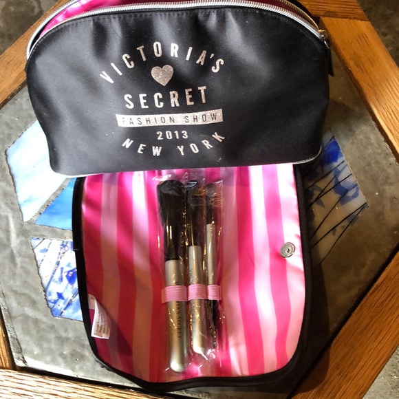 Victoria’s Secret Makeup purse - Picture 2 of 6